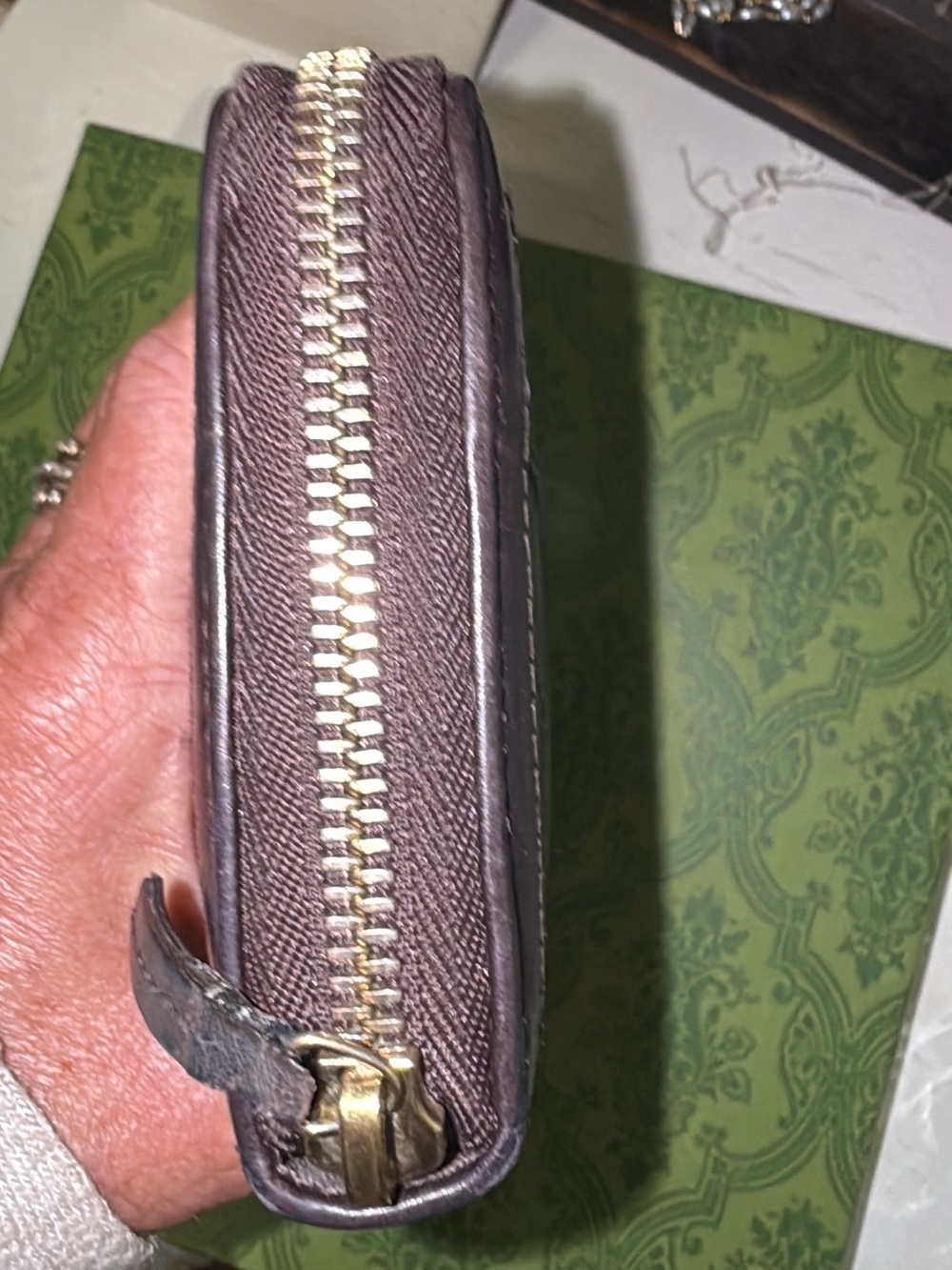 Gucci Guccissima zip-around wallet features signature embossed monogram leather - Picture 9 of 14